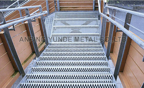 Anti-skid stair tread/Safety grating stair tread,perforated metal stair tread
